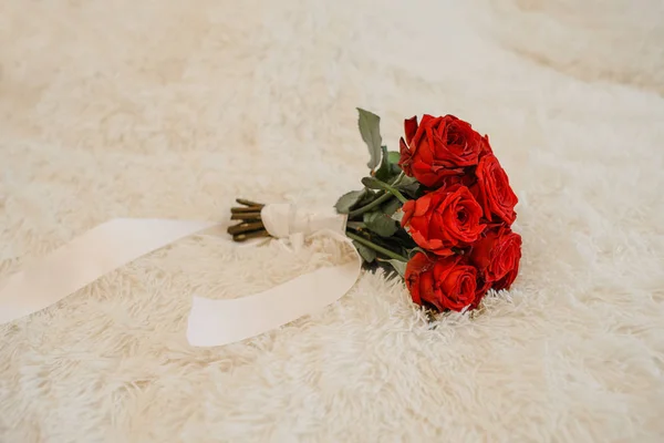 Stylish Beautiful Red Wedding Bouquet Roses Bride Lies Beige Blanket — Stock Photo, Image