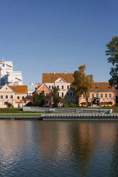 Minszk Fehéroroszország 2019 Szeptemberében Kilátás Szentháromság Külvárosára Svisloch Folyóra Egy — Stock Fotó