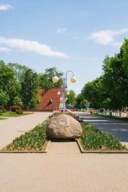 Eski Yollar, Starye Dorogi. Beyaz Rusya. 2019 Ağustos. Şehrin kuruluşunun onuruna taş atıldı.
