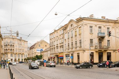 Lviv, Ukrayna. Ekim 2019. Eski şehrin sokakları. Şehirde trafik vardı.