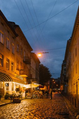 Lviv, Ukrayna. Mart 2020. Akşamın sokakları Eski şehir