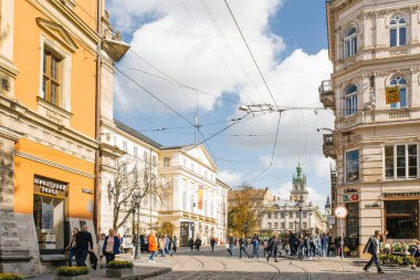 Lviv, Ukrayna. Ekim 2019. Güneşli bir günde tramvay rayları olan eski şehrin güzel caddeleri, pazar meydanı manzarası.
