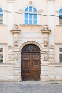 Lviv, Ukrayna. Ekim 2019. Tarihi bir binada güzel ahşap kapılar.