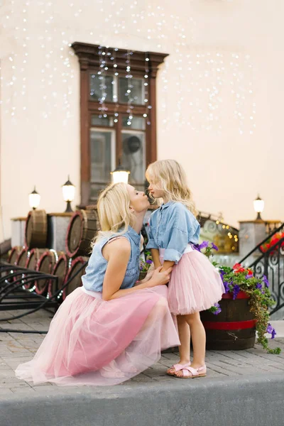 Блондинка Мама Маленька Дочка Рожевих Спідницях Джинсових Сорочках Дивляться Один — стокове фото