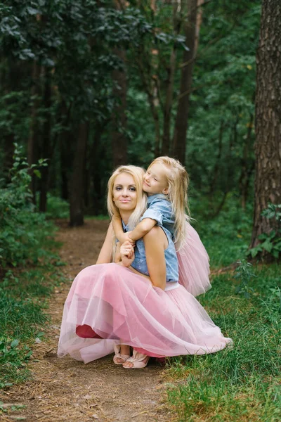 Mor Och Femårig Dotter Identiska Rosa Tyllkjolar Och Blå Jeansskjortor — Stockfoto