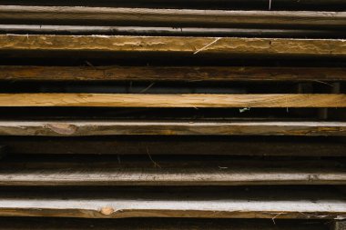 Eski ahşap kalaslar üst üste istiflenir. dizayn için ahşap arkaplan