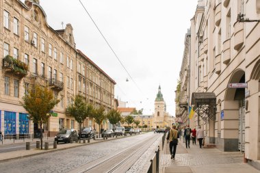 Lviv, Ukrayna. Ekim 2019. Eski şehrin ve kilisenin sokakları, uzaktaki St. Anna manastırı.