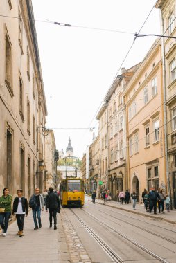 Lviv, Ukrayna. Mart 2020. Eski kasaba caddesinde tramvay rayları