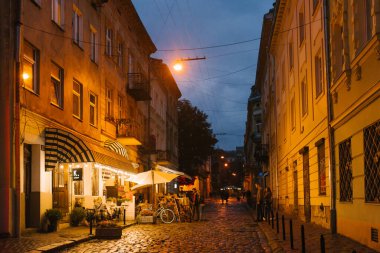 Lviv, Ukrayna. Mart 2020. Akşamın sokakları Eski şehir