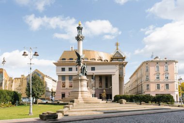 Lviv, Ukrayna. Ekim 2019. Adam Mickiewicz Anıtı