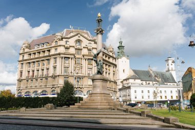 Lviv, Ukrayna. Ekim 2019. Güneşli bir günde Adam Mickiewicz anıtı