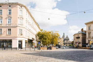 Lviv, Ukrayna. Ekim 2019. Güneşli bir günde Eski şehrin sokakları