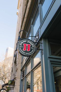 Seattle, Washington, ABD. Mart 2020. Jimmy John 'un tabelası gökyüzüne ve şehir merkezine karşı öncü meydandaydı.