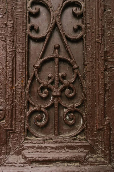 扉の模様は濃い茶色で描かれている 古代建築 — ストック写真