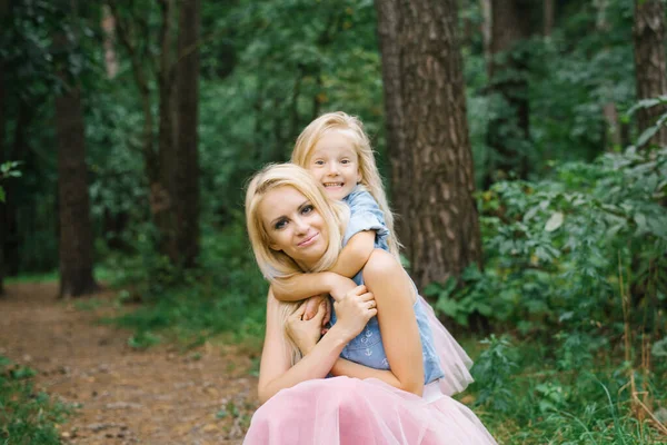 Een Moeder Een Vijfjarige Dochter Identieke Roze Tule Rokken Blauwe — Stockfoto