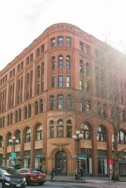 Seattle, Washington, ABD. Mart 2020. Pioneer Meydanı 'nın kalbindeki eski kırmızı tuğla bina.