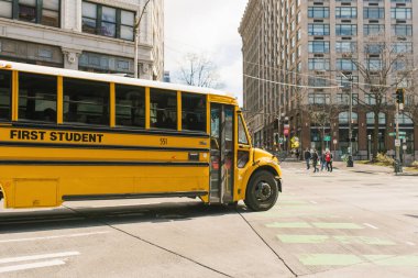 Seattle, Washington, ABD. Mart 2020. Sarı okul otobüsleri şehir yolunda