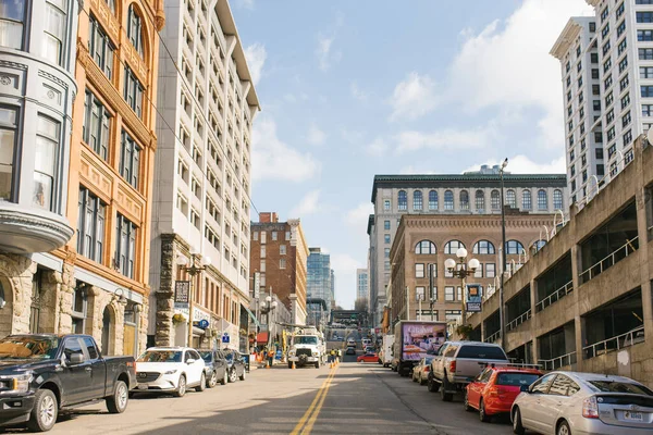 Seattle, Washington, ABD. Mart 2020. Smith Kulesi yakınlarındaki Yol ve Binalar