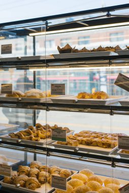 Seattle, Washington, ABD. Mart 2020. Uluslararası Bölge 'de bir pastanenin penceresi