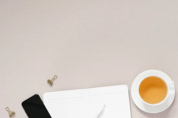 Moderno Lugar Trabajo Con Una Taza Escritorio Oficina Con Diario — Foto de Stock