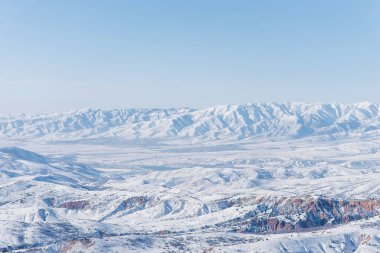 Kışın Tien Shan sıradağları. Beldersay Özbekistan geçidi manzarası