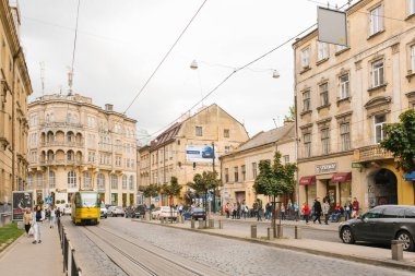 Lviv, Ukrayna. Ekim 2019. Eski şehrin sokakları. Şehirde trafik vardı.