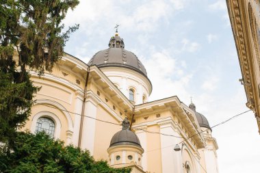 Lviv, Ukrayna. Ekim 2019. Şekil Değiştirme Kilisesi (Eski Trinitarian Kilisesi)