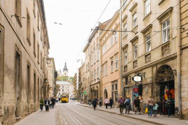 Lviv, Ukrayna. Mart 2020. Eski kasaba caddesinde tramvay rayları