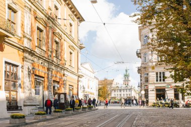 Lviv, Ukrayna. Ekim 2019. Güneşli bir günde tramvay rayları olan yaşlı Lviv 'in güzel sokakları
