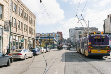 Seattle, Washington, ABD. Mart 2020. Hafta içi ilkbaharda şehir sokaklarında trafik: troleybüs ve arabalar