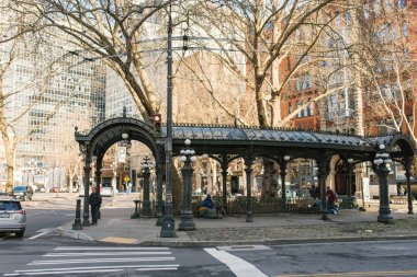 Seattle, Washington, ABD. Mart 2020. Pioneer Meydanı 'nda pergola kıvrımlı demir ve demir çardak ve banklarda oturan evsiz insanlar.