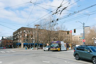Seattle, Washington, ABD. Mart 2020. Şehir merkezindeki tren istasyonunun yakınındaki kavşak. Hafta içi, öğle arasında.