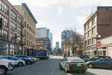 Seattle, Washington, ABD. 20 Mart, Pioneer Meydanı 'ndaki yolda nakliye.