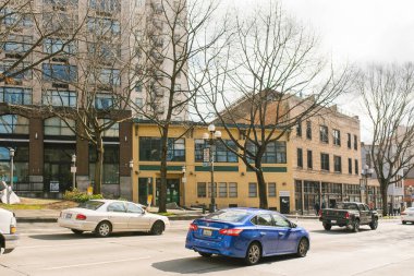 Seattle, Washington, ABD. Mart 2020. Şehir yolu boyunca arabalar sürüyor. Trafik vardı.