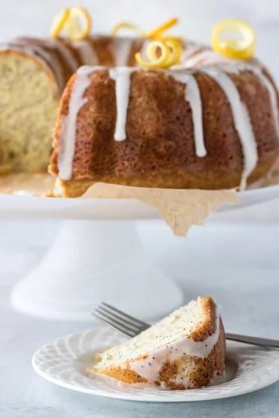 Lemon poppyseed bundt cake. — Stock Photo, Image