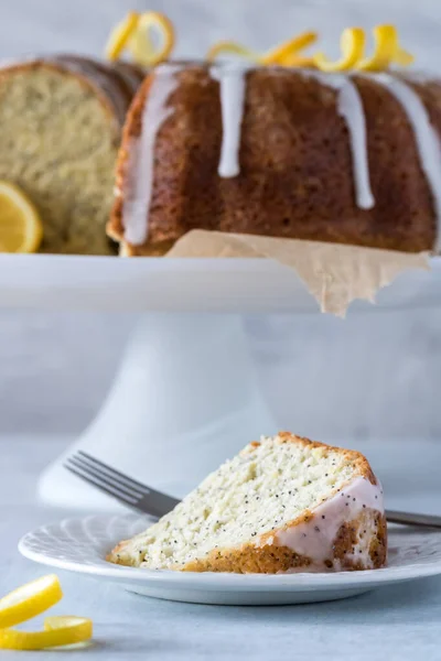 Lemon poppyseed cake. — Stock Photo, Image