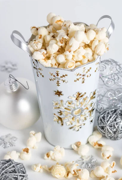 Silberschmuck und weißes Weihnachts-Popcorn. — Stockfoto