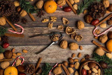 Çeşitli karışık fındıklar düz yatıyordu.