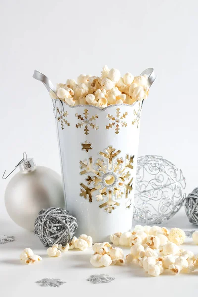 Weihnachten weißes Popcorn mit Ornamenten. — Stockfoto