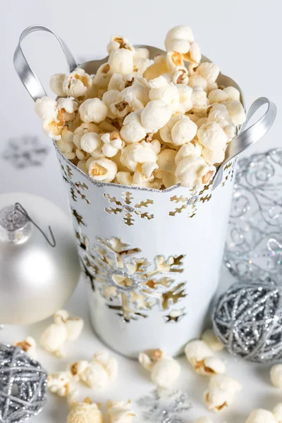 Weißes Popcorn und silberne Verzierungen. — Stockfoto