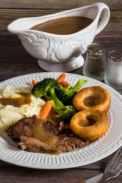 Prato de rosbife e molho . — Fotografia de Stock