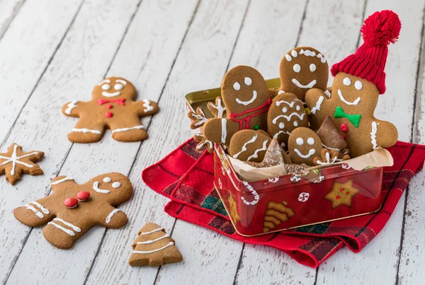 Decorative tin of gingerbread cookies. — Stock Photo, Image