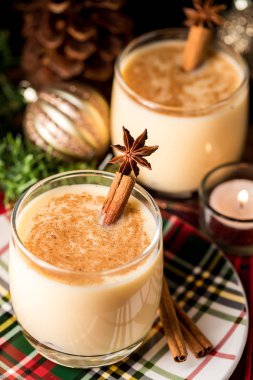 Eggnog ve tarçın yakın.