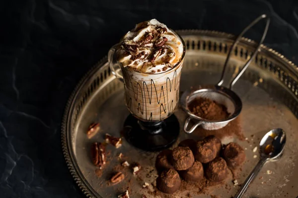 Una taza de cacao caliente con trufas — Foto de Stock
