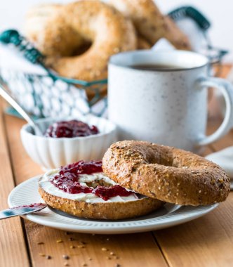 Krem peynirli ve reçelli çok tahıllı simit..