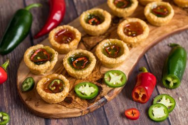 Acı biberli jöleli mini tartlar..