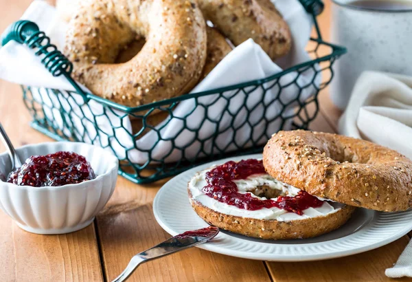 A close up of a bagel and cream cheese. — Stock Photo, Image