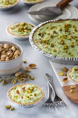 Yemek için fıstıklı cheesecake turtaları..
