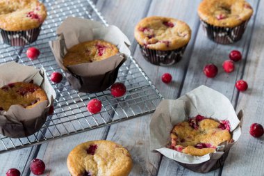 Fırınlanmış kızılcık meyveli kek..