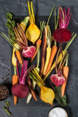 Kök sebze ve tuz çeşitleri.